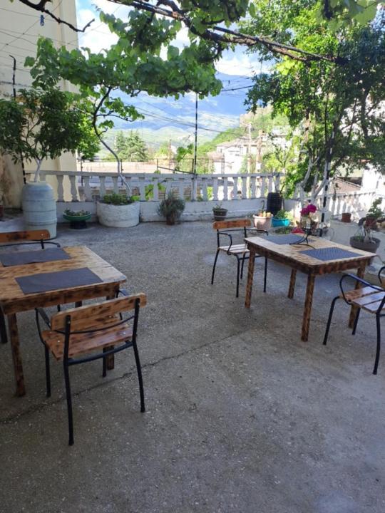 Manga Guesthouse Gjirokastër Exterior foto